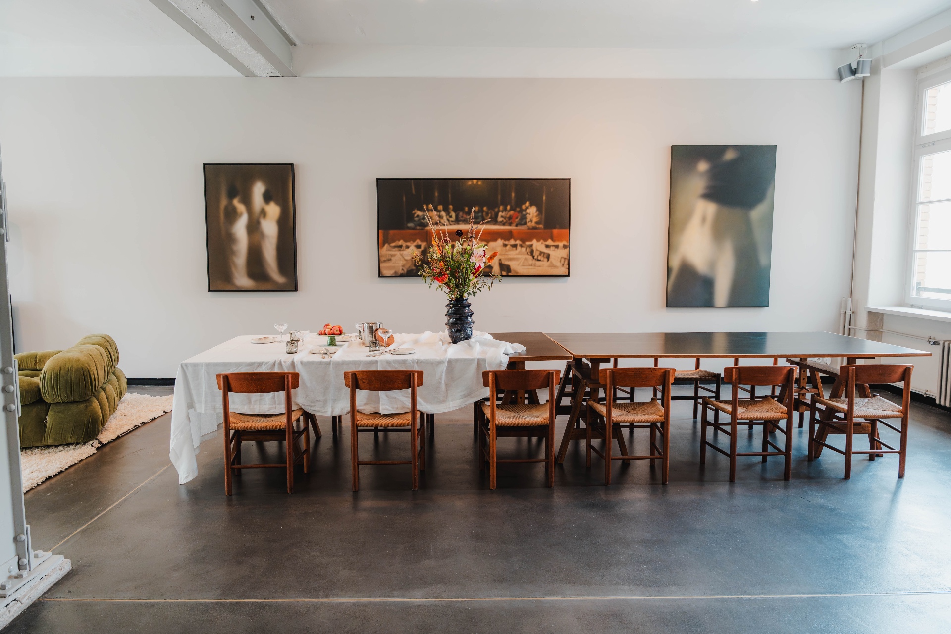 Collective Studio XYZ — langer Esstisch mit dänischen Designerstühlen und Kunst